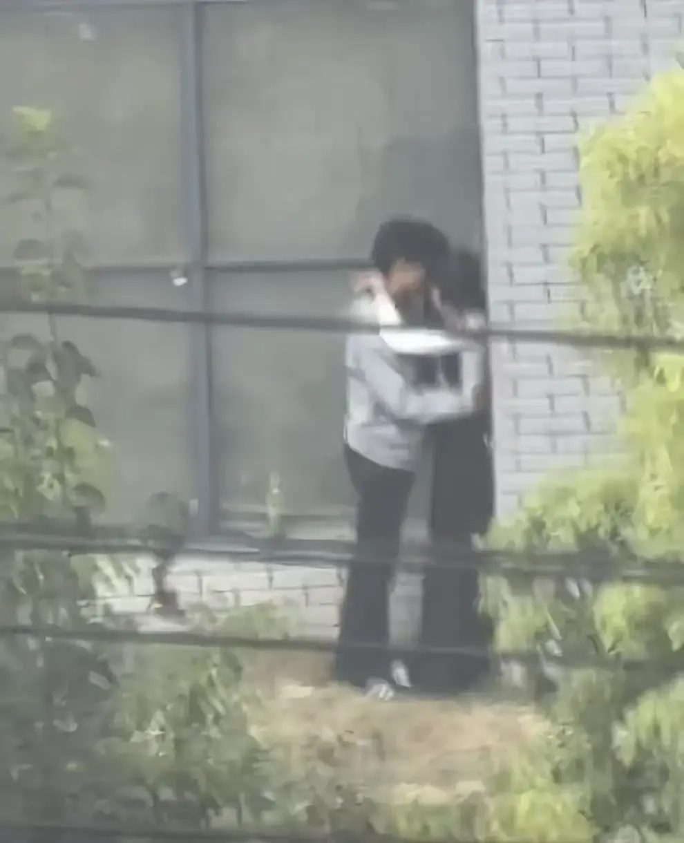 《蚌埠职教园情侣野外视频》事件后续资源下载-原生态高清画面免费看-蚌埠职教园情侣野外视频完整版-全网热议抢先鉴赏